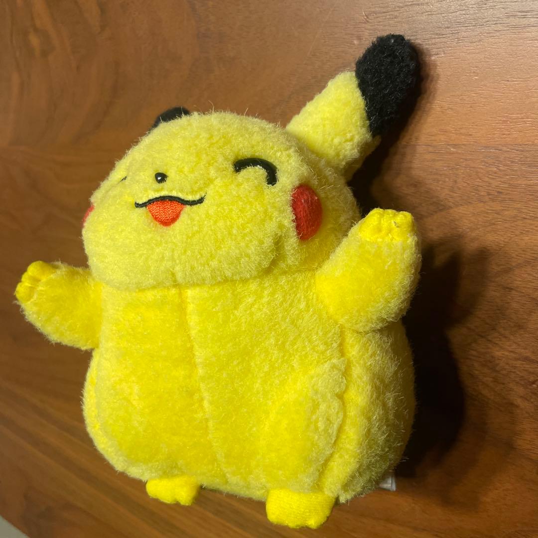 ピカチュウ ぬいぐるみ バンザイ　にっこり