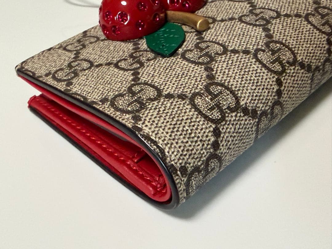 【美品】Gucci チェリー装飾 二つ折り財布