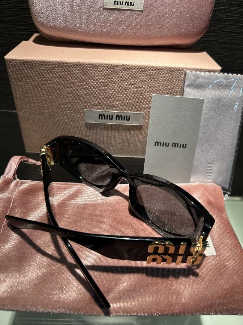 Miu Miu ロゴ グリンプス サングラス ブラック