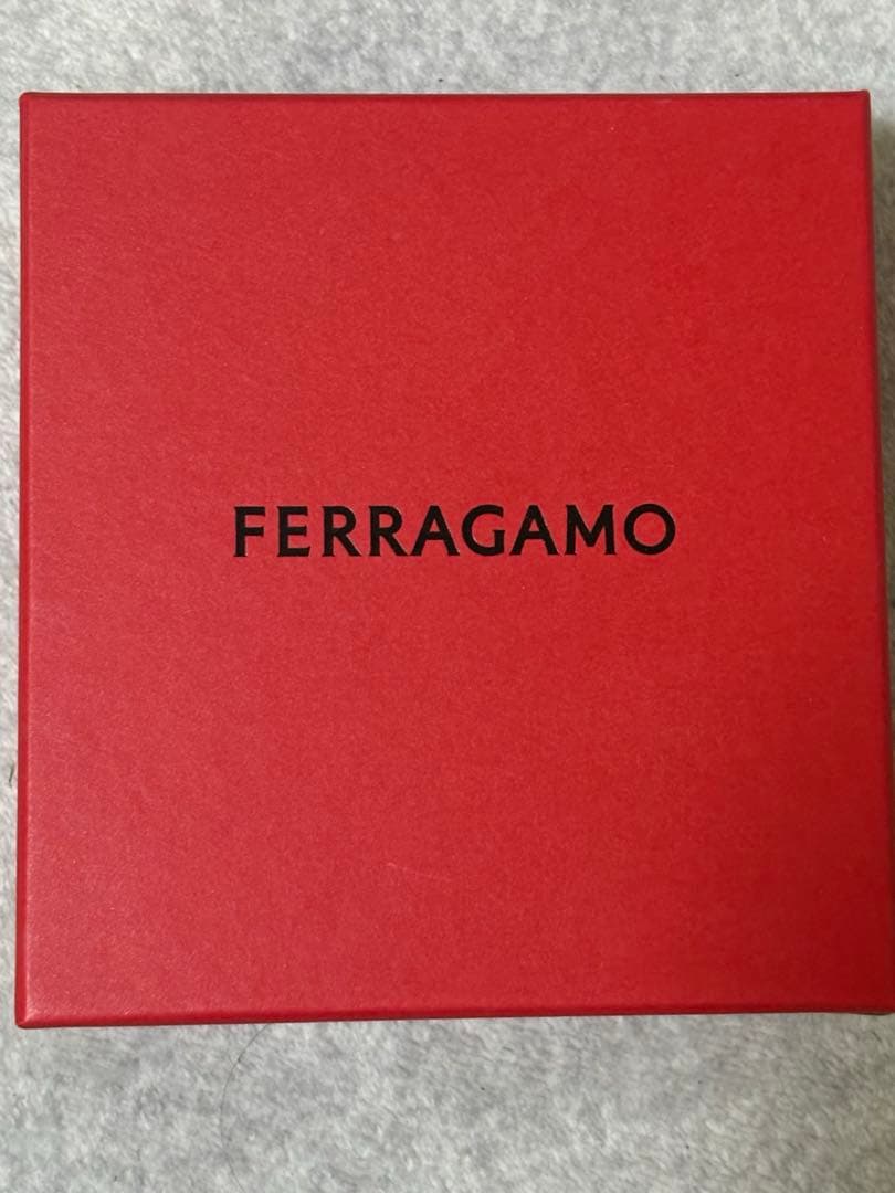 FERRAGAMO グレー二つ折り財布　金具シルバー