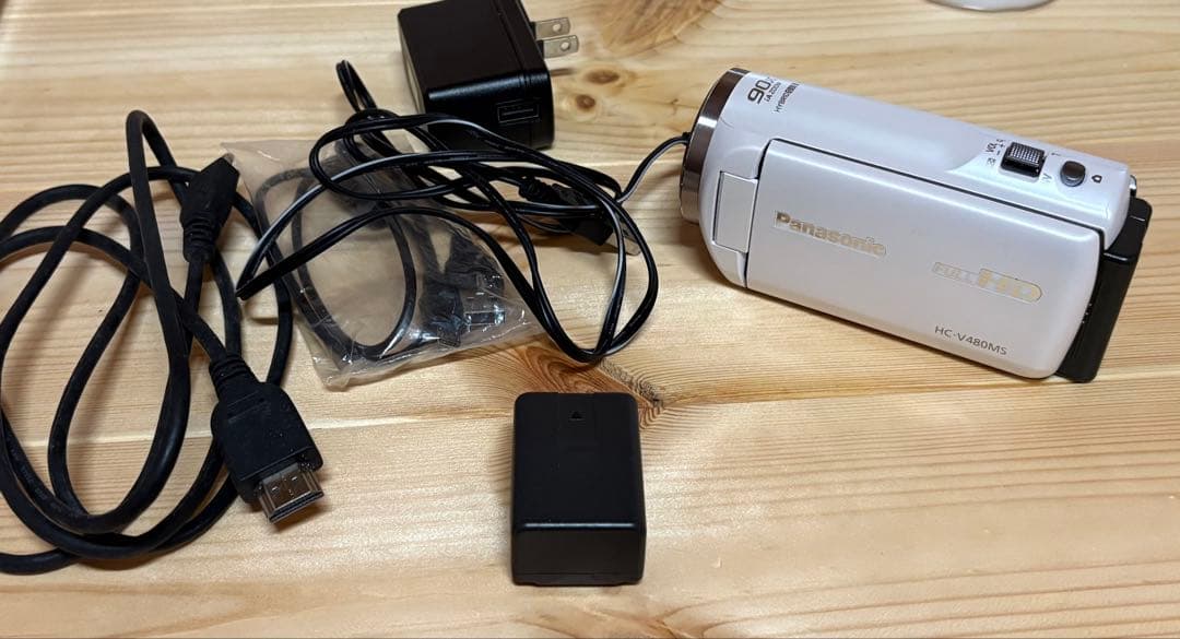 Panasonic ビデオカメラ V480MS ホワイト　バッテリー2個付き