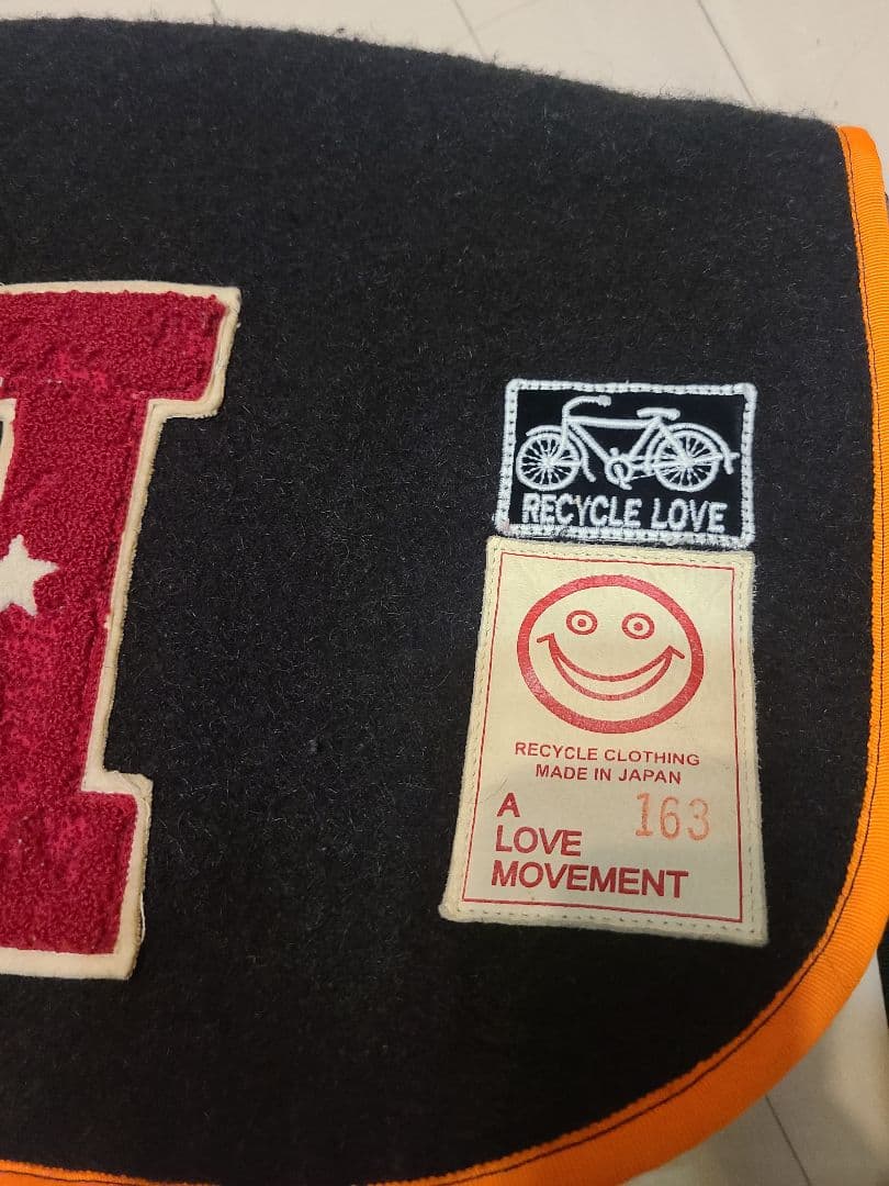 A Love Movement メッセンジャーバッグ 黒色とオレンジ　large