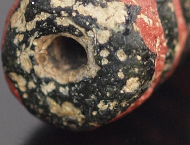 大型の漆黒管玉に、赤茶の螺旋紋と細く浅い引っ掻き紋1-4Cローマン・ビーズ銀化も