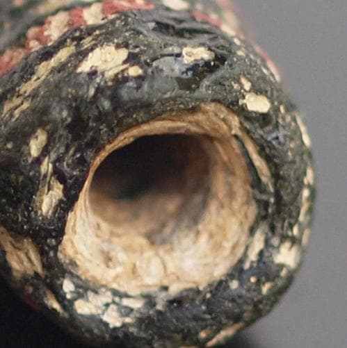 大型の漆黒管玉に、赤茶の螺旋紋と細く浅い引っ掻き紋1-4Cローマン・ビーズ銀化も
