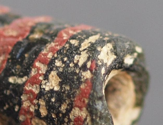 大型の漆黒管玉に、赤茶の螺旋紋と細く浅い引っ掻き紋1-4Cローマン・ビーズ銀化も