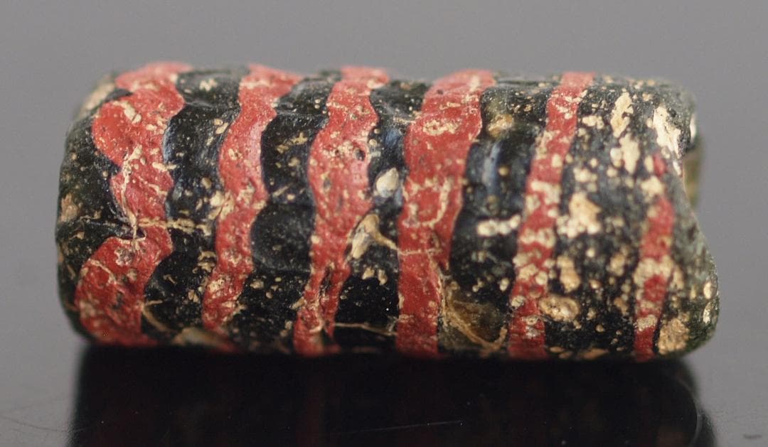 大型の漆黒管玉に、赤茶の螺旋紋と細く浅い引っ掻き紋1-4Cローマン・ビーズ銀化も