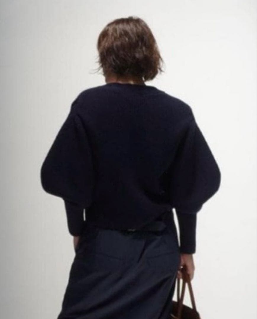伊原葵さん着用 ETRE TOKYO パフスリーブニットカーディガン ネイビー