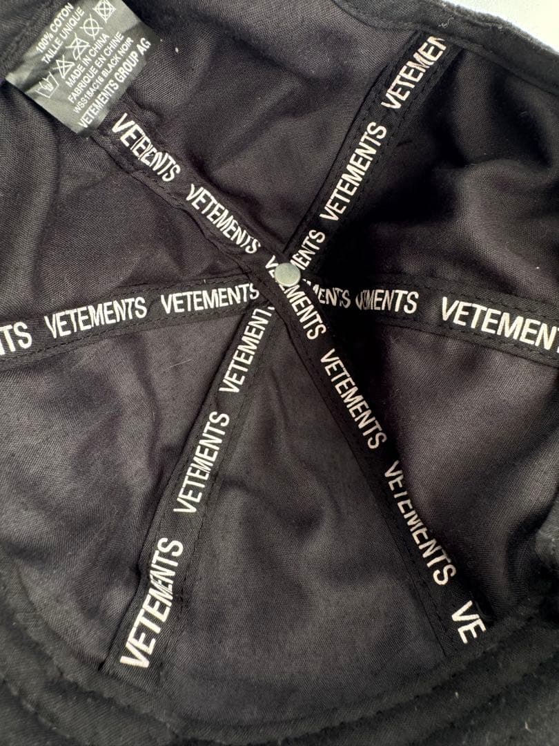 VETEMENTS アナーキーシンボル ブラックキャップ
