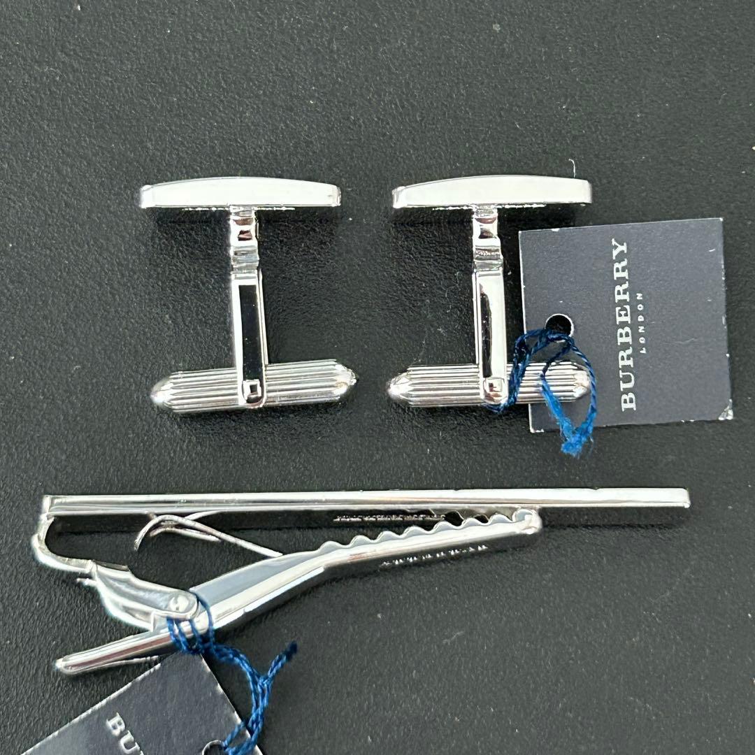 新品未使用品　バーバリー　シルバー＆金色ホース　ネクタイピン・カフリンクスセット
