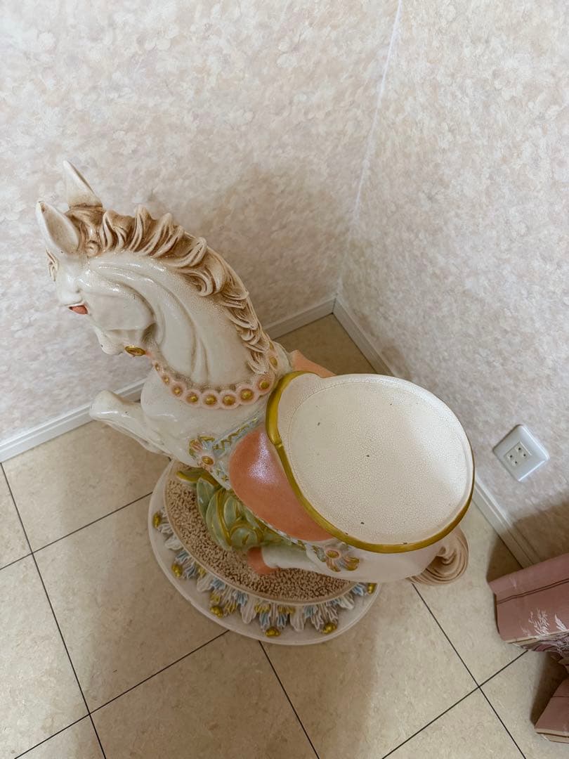 陶器製 白い馬の彫刻