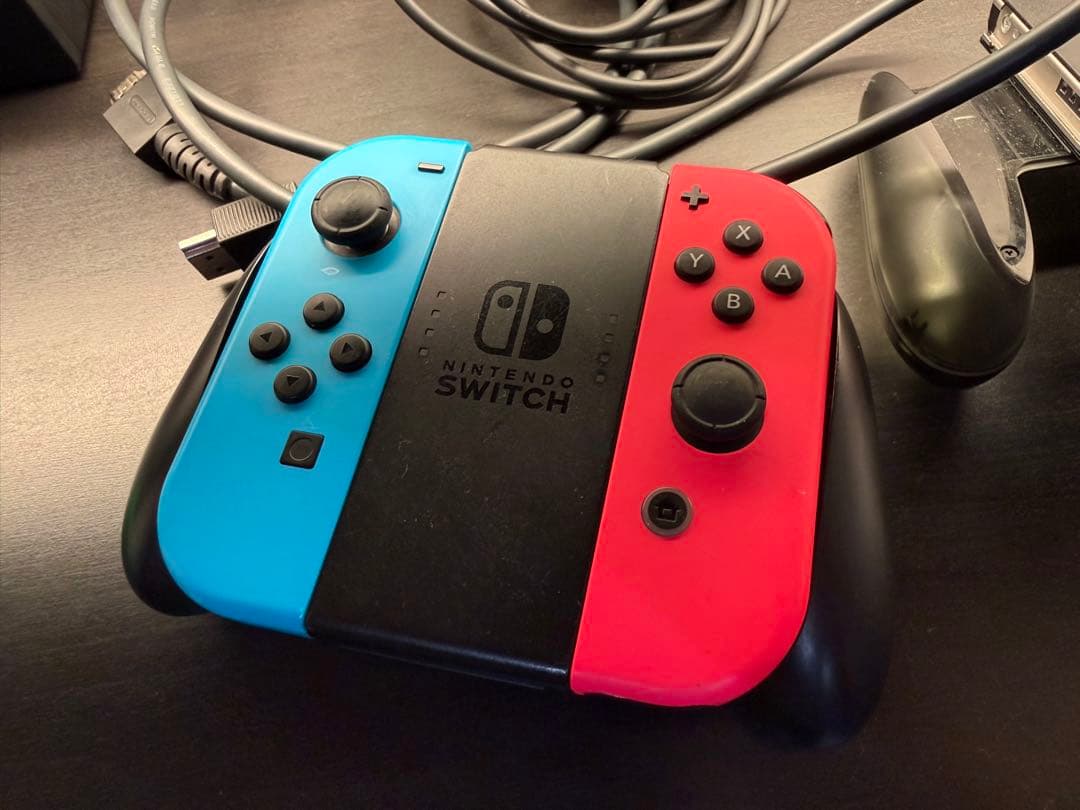 に*ん様 Nintendo Switch 本体 赤／青 Joy-Con付き【背面