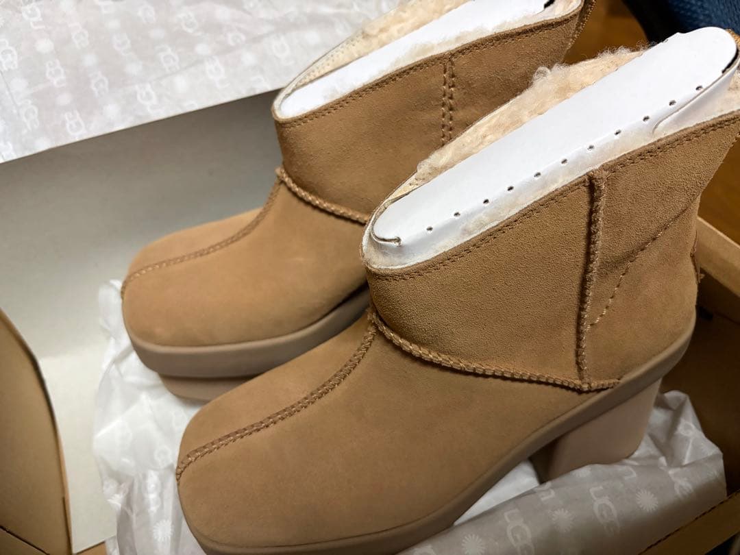 最終値下げ　公式通販購入未使用新品UGG ムートン厚底ヒール 箱付き 24.5
