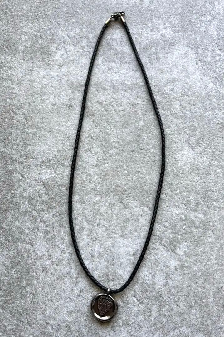 GUCCI ブラックレザーネックレス メダル型
