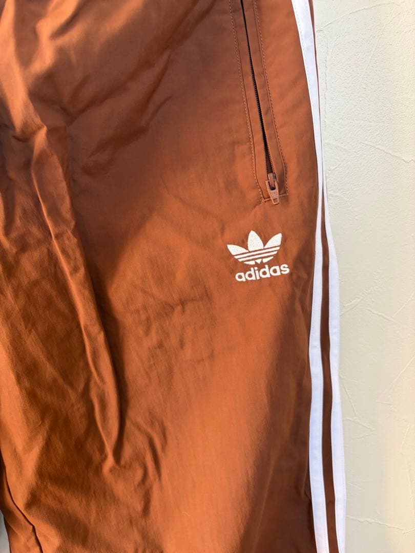 アディダス　adidas ウーブン ファイヤーバードトラックパンツ　ブラウン