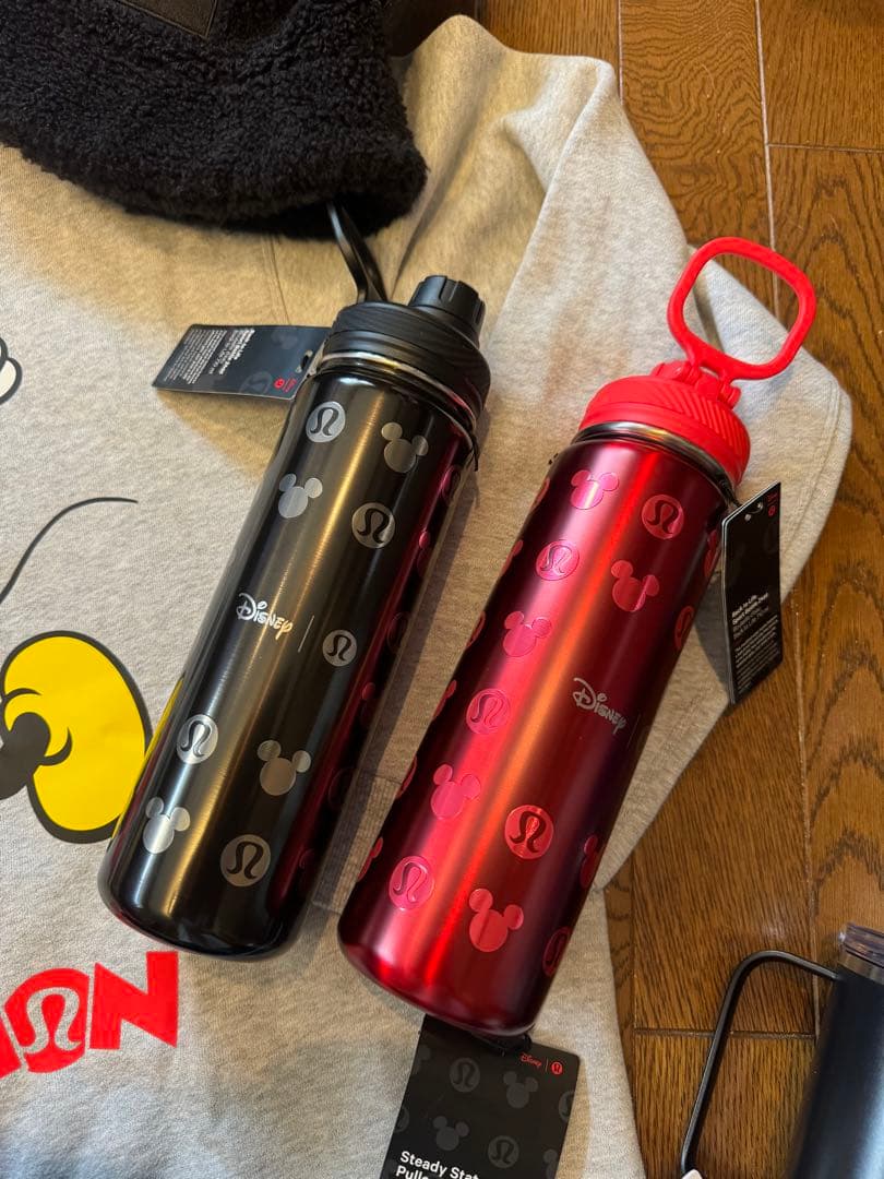 日本未発売　ルルレモン & Disney スポーツボトル24oz(710ml)赤