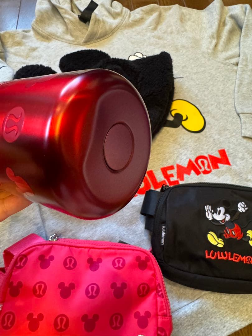 日本未発売　ルルレモン & Disney スポーツボトル24oz(710ml)赤