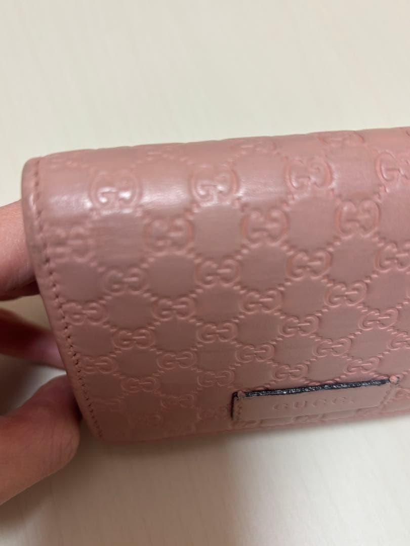 グッチ 三つ折り財布 マイクロGG シマ GG柄 レザー ロゴプレート ピンク