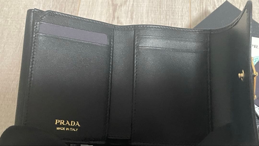 新品・PRADA ・三つ折り財布