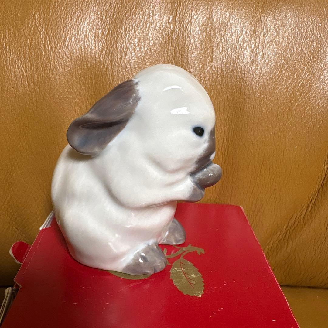 ウサギの陶器フィギュア