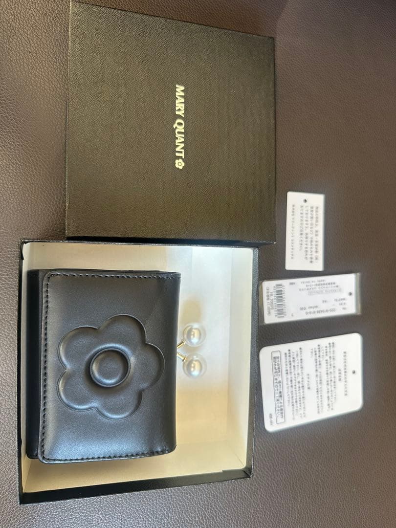 美品　MARY QUANT フラワーモチーフ 三つ折り財布
