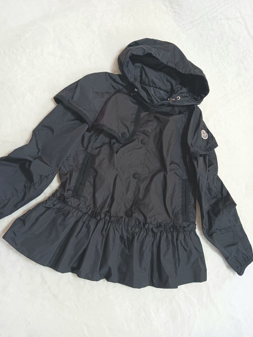 MONCLER ブラック 裾フリルジャケット BELLEUSE