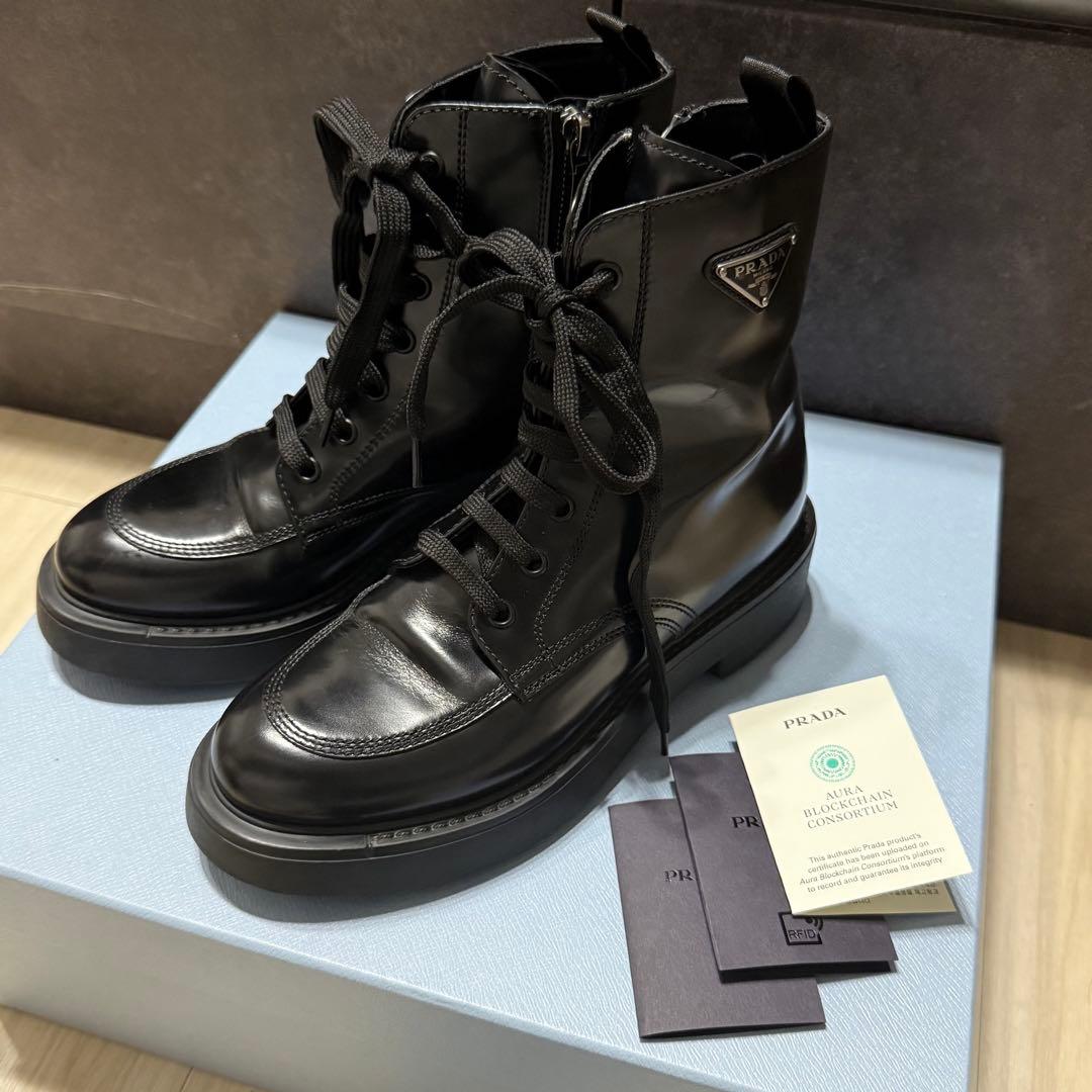 prada ブーツ トライアングル ブラッシュドレザー レースアップ 黒 ロゴ