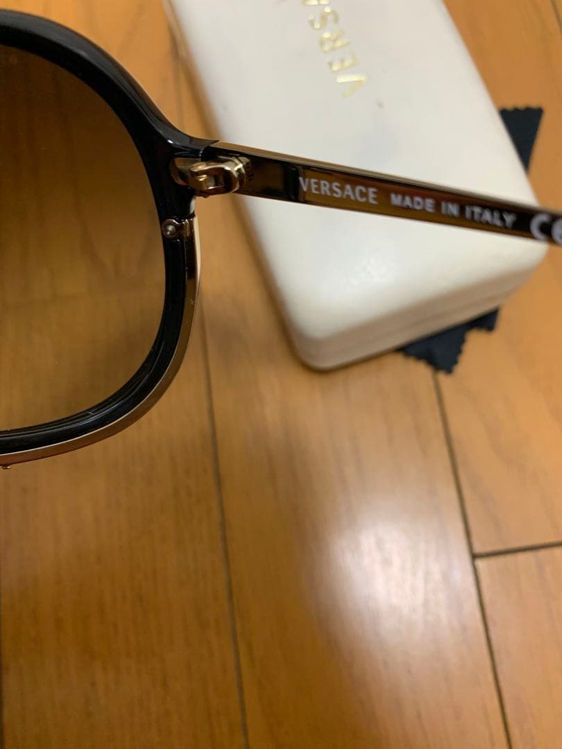 訳あり　VERSACE ブラック サングラス　ヴェルサーチ　ベルサーチ　メンズも