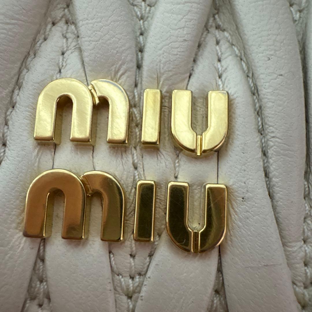 MIU MIU 二つ折り財布 ホワイト 編み込みデザイン
