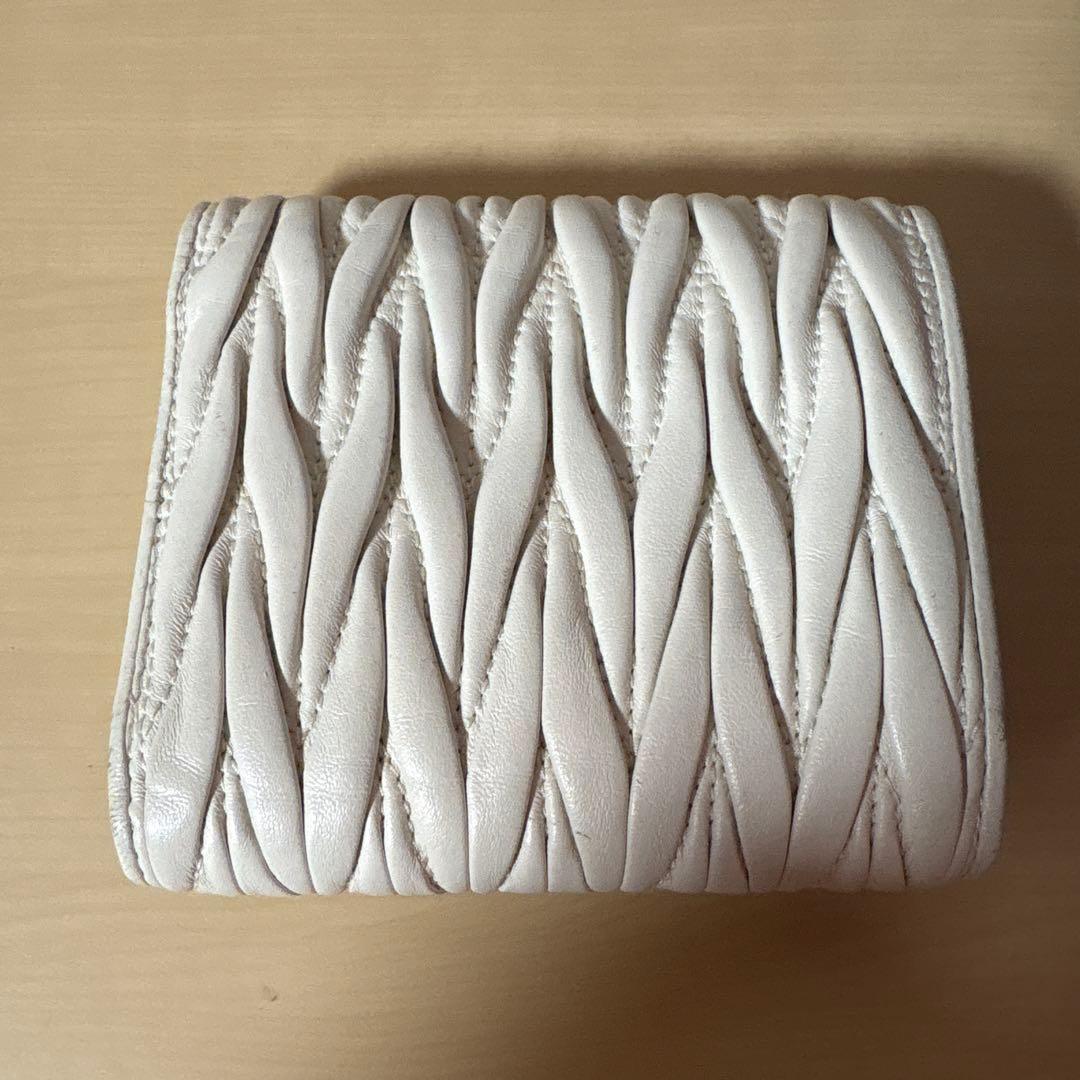 MIU MIU 二つ折り財布 ホワイト 編み込みデザイン