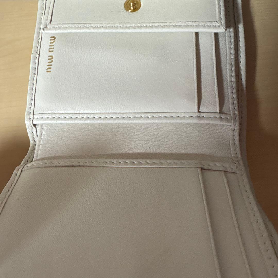 MIU MIU 二つ折り財布 ホワイト 編み込みデザイン