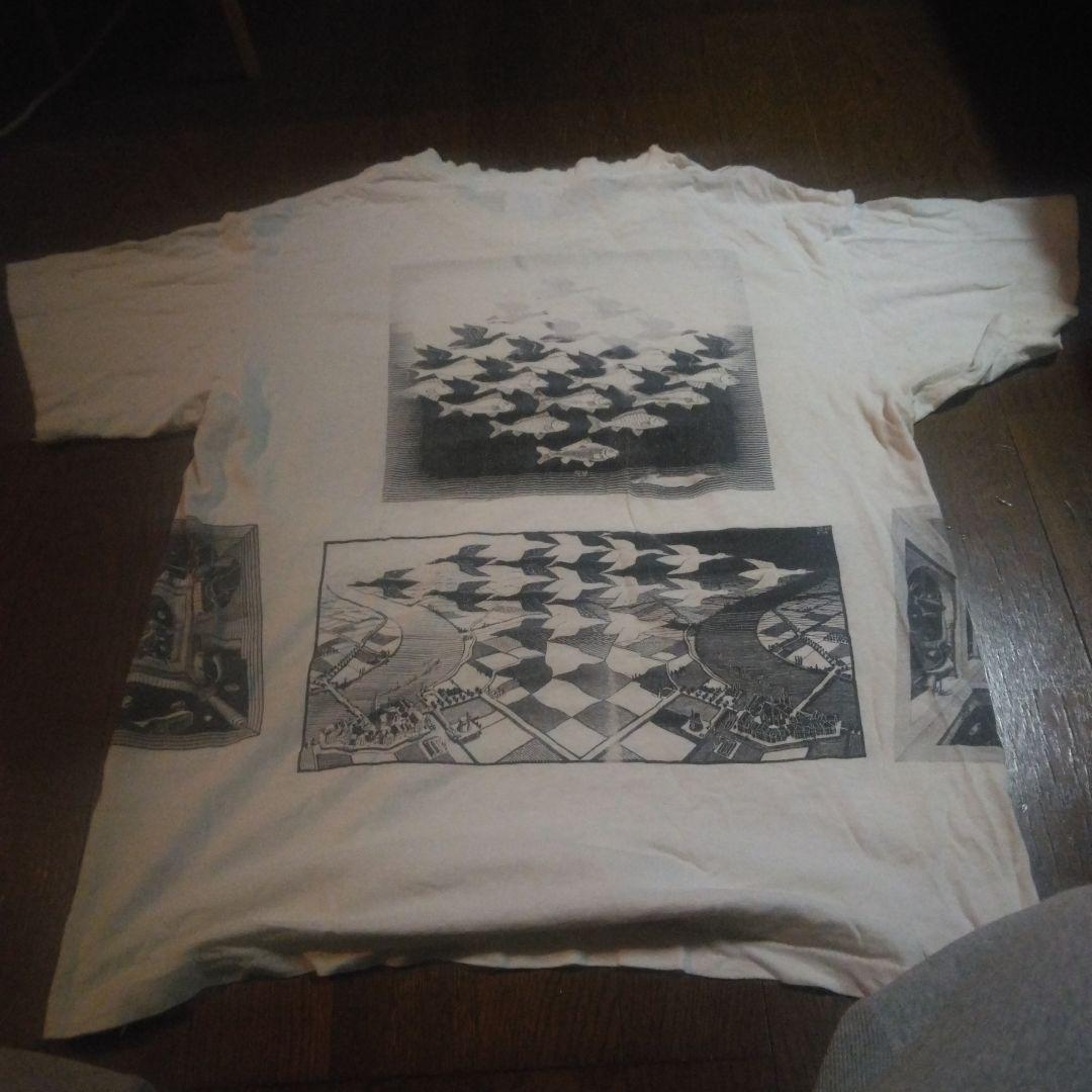 状態が悪いです。エッシャー Tシャツ マルチプリント