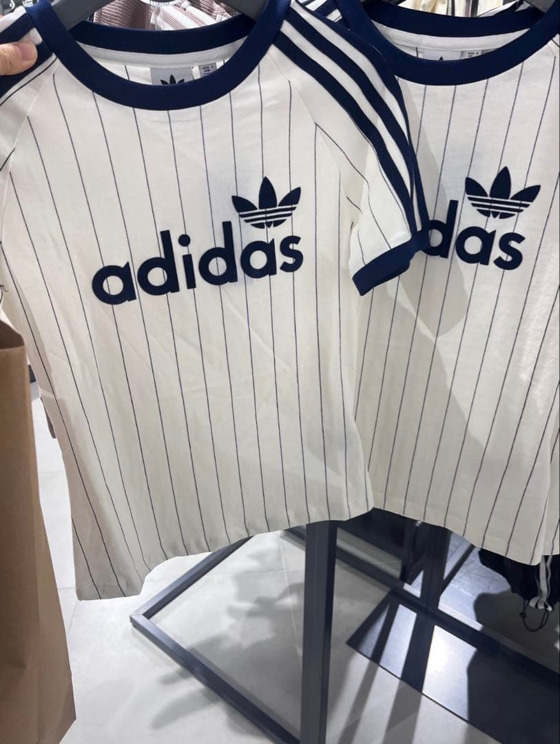 新品L adidas スリムフィット 半袖Tシャツ ピンストライプJC7705