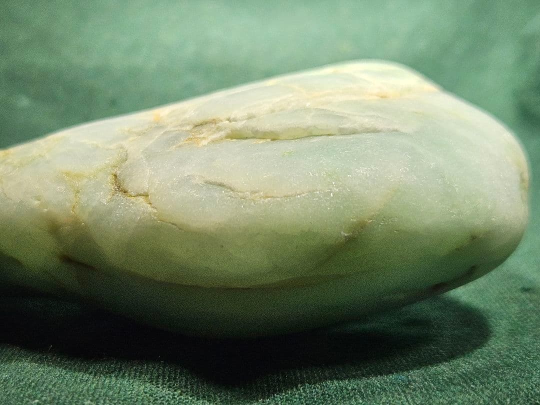 透過が美しい糸魚川翡翠原石 約327g