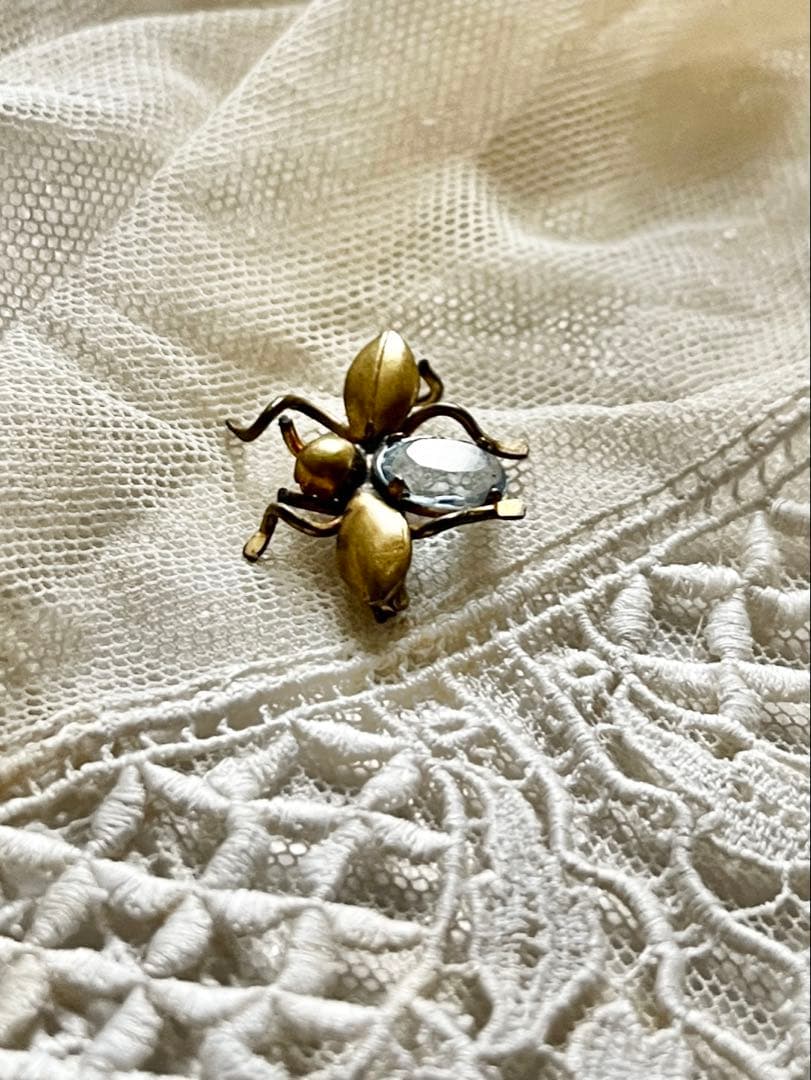 ◆フランスビンテージ｜アクセサリーV極小ブローチ蜜蜂昆虫幸運真鍮水色アクアブルー