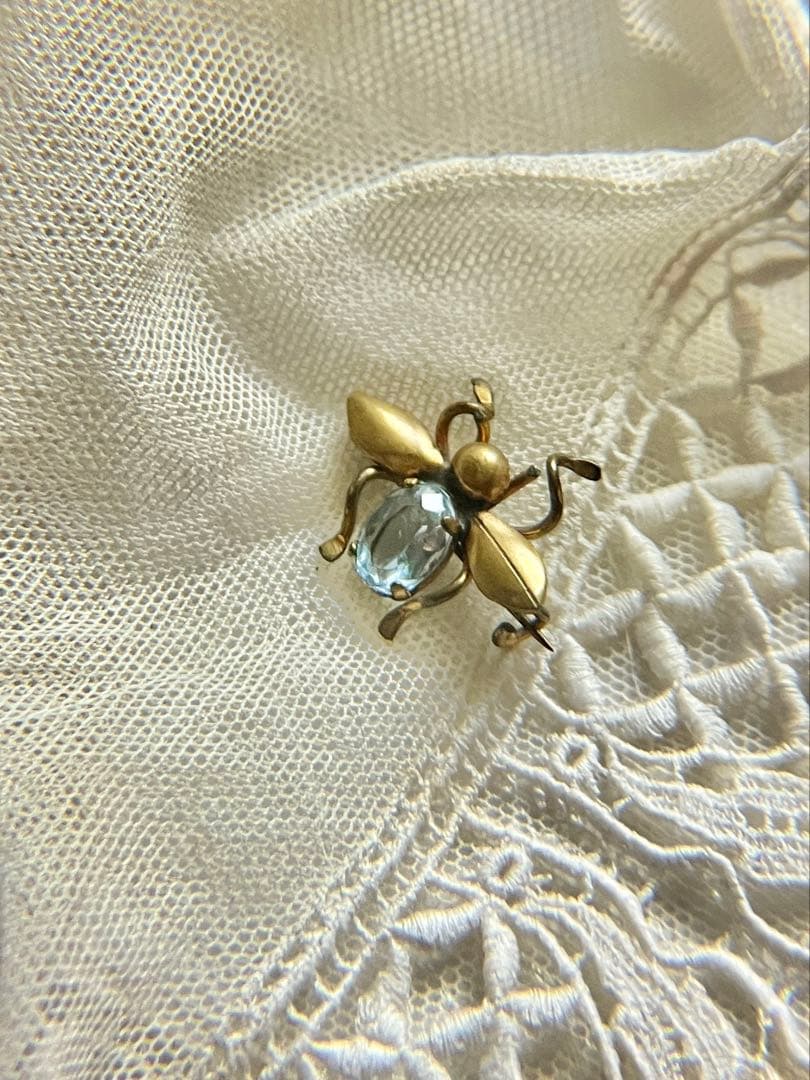 ◆フランスビンテージ｜アクセサリーV極小ブローチ蜜蜂昆虫幸運真鍮水色アクアブルー