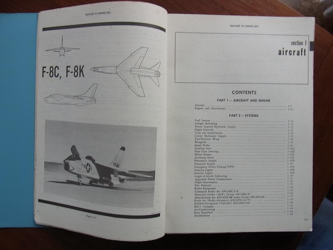 1970年米海軍LTVヴォートF-8CとF-8K フライトマニュアル