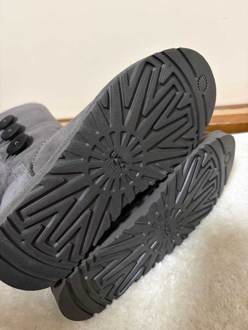 未使用 UGG チョコレート ベイリーボタン トリプレット ムートンブーツ アグ
