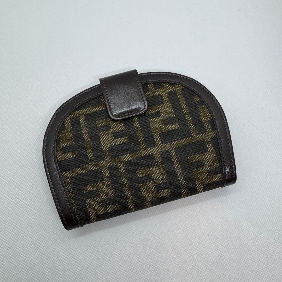 極美品 フェンディ 二つ折り財布 ズッカ柄 FF ブラウン ハーフムーン