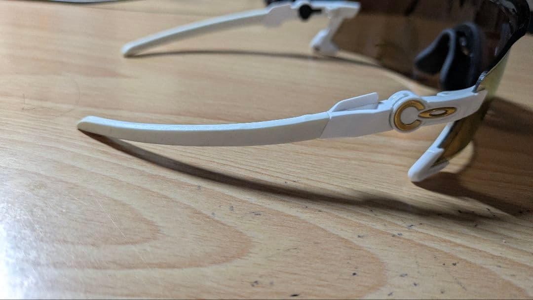 OAKLEY KATE ホワイト×ゴールド