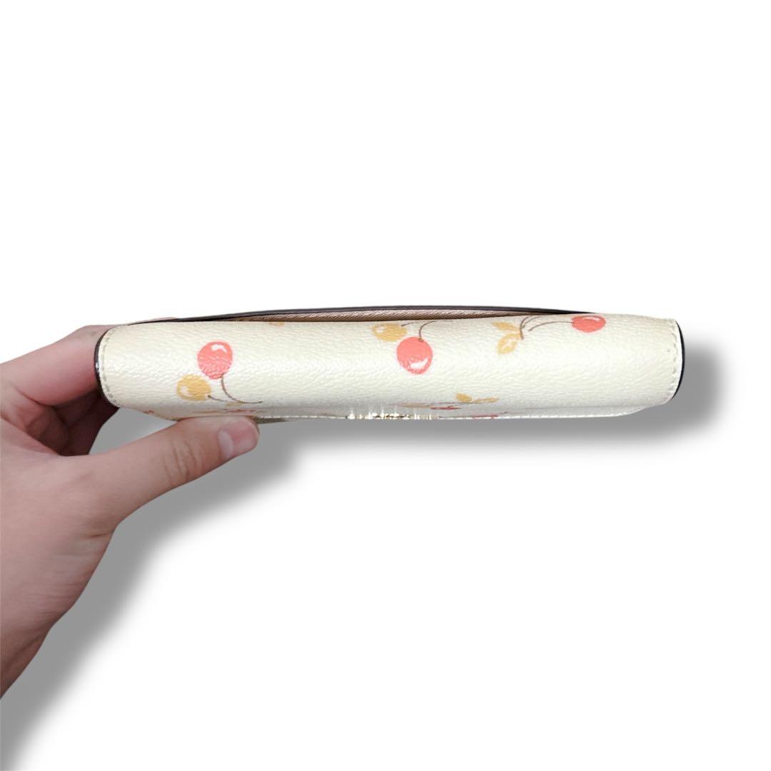 【美品】 コーチ 財布 2つ折り クリーム色 チェリー柄
