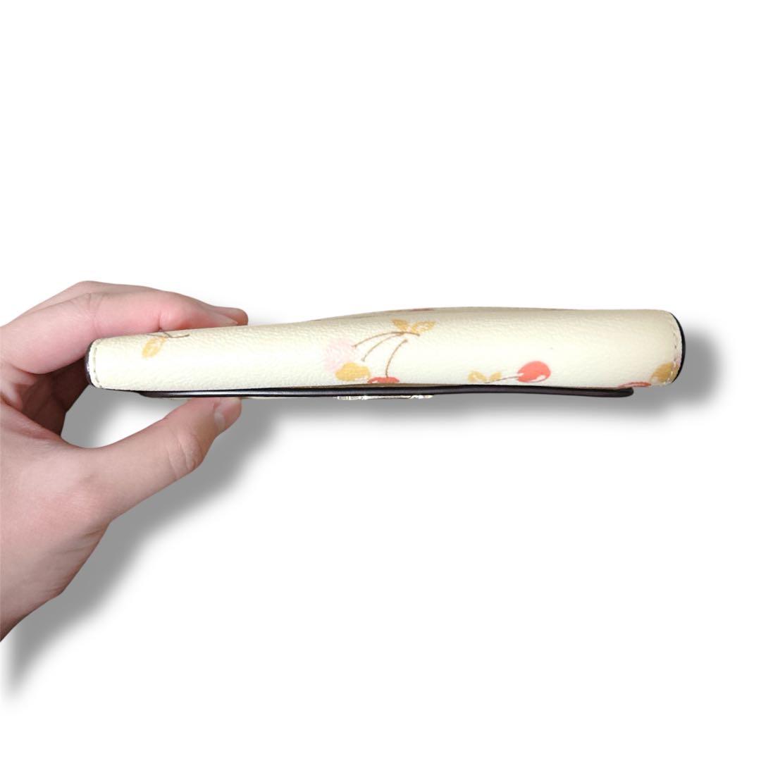 【美品】 コーチ 財布 2つ折り クリーム色 チェリー柄