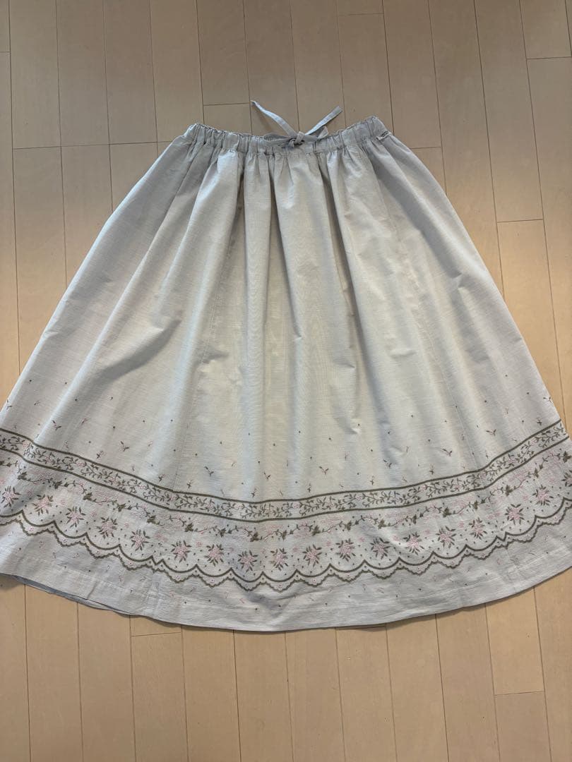 マドモアゼルノンノン　刺繍入りグレーのロングスカート