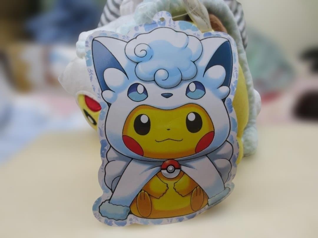 ポケモンセンターオリジナル　アローラロコンのポンチョを着たピカチュウ ぬいぐるみ
