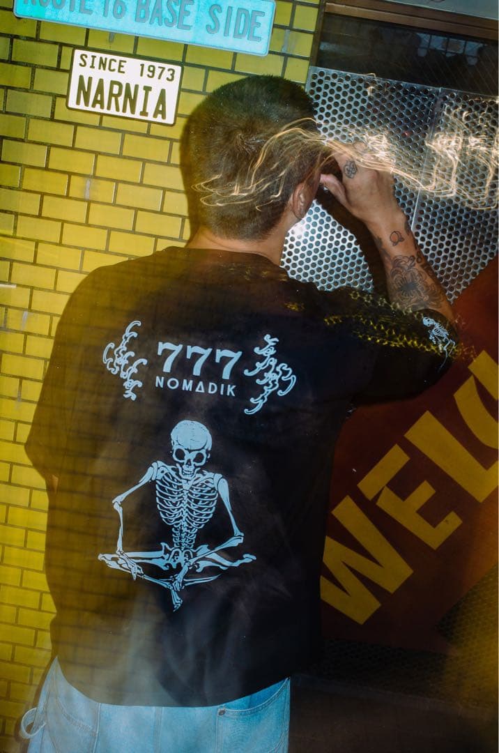 トップス NOMADIK 777 GANJI SKULL KURO TEE