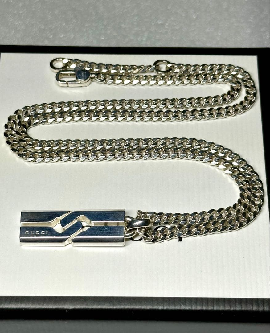 GUCCI シルバー ネックレス ロゴ付き