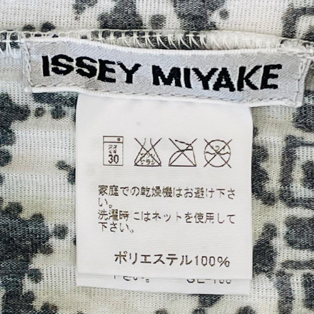 ISSEY MIYAKE /イッセイミヤケ　プリーツ加工半袖トップス