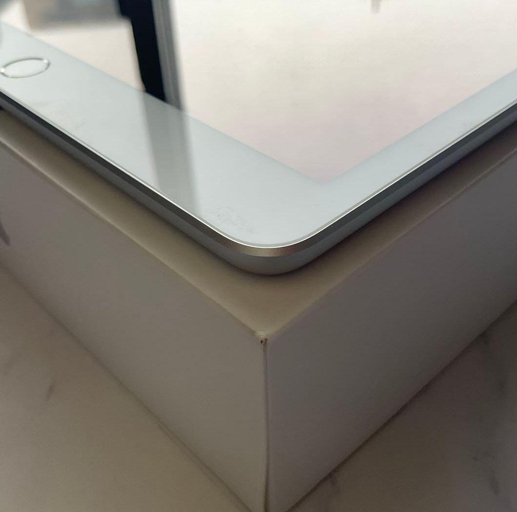 極美品 Apple iPad 第7世代 シルバー 32GB！