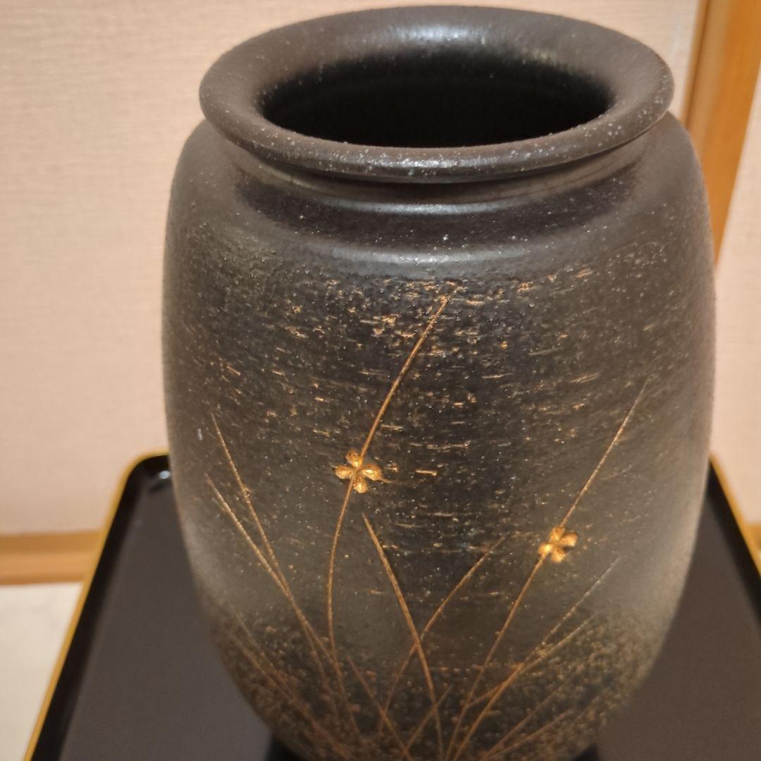 黒　陶器花瓶　金の花柄のデザインあり