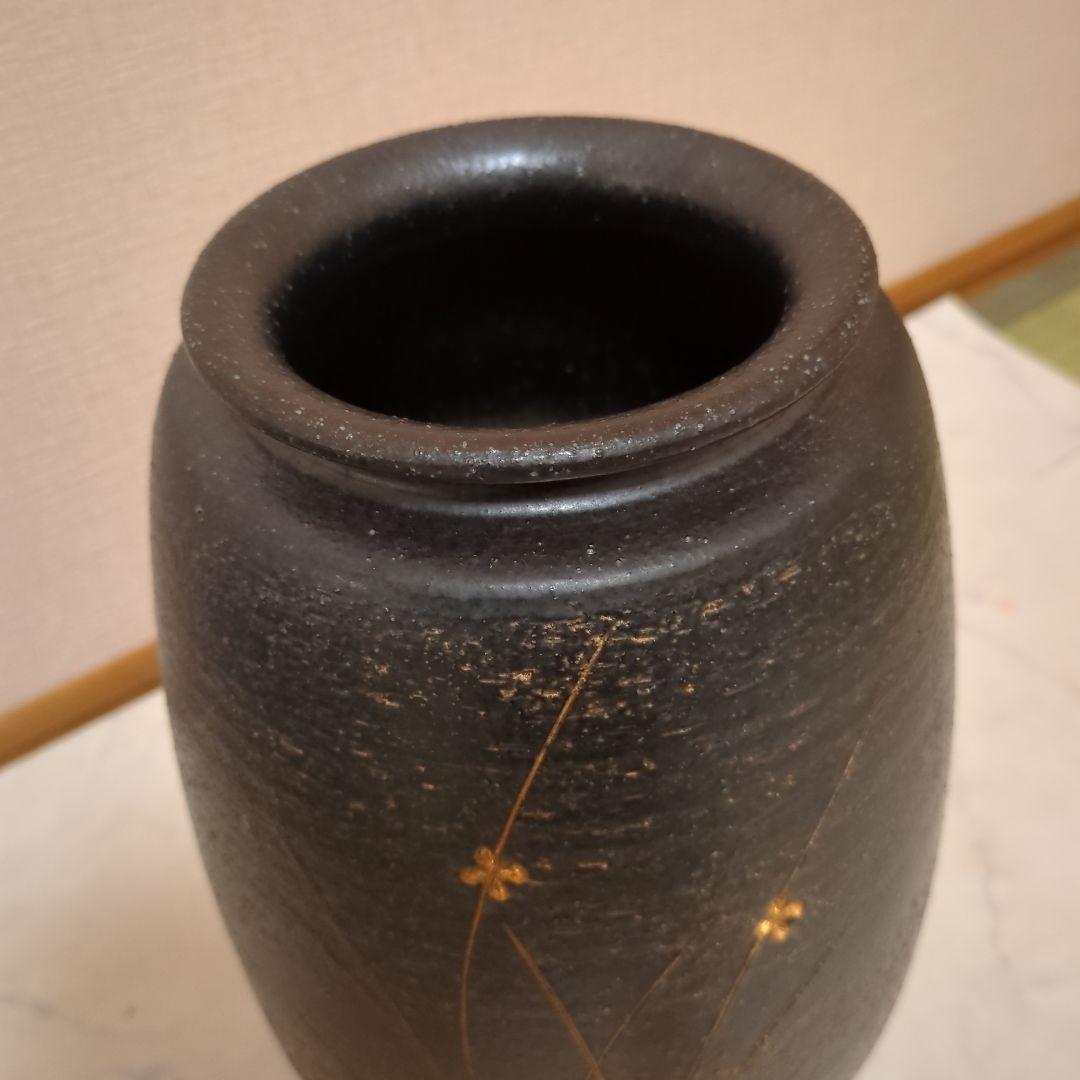 黒　陶器花瓶　金の花柄のデザインあり