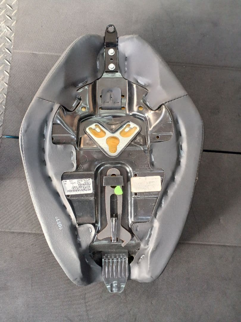 ハーレースポーツスターXL1200NS　P52000424純正シートまだきれい！